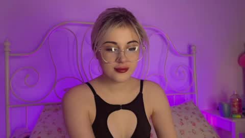 Snapshot of candyhannah chatting on 12-16-25, 05:51 You can call me HH online show from 12-16-25, 05:51