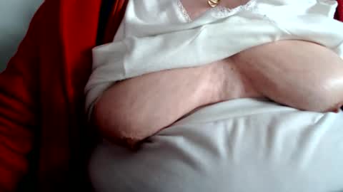 Snapshot of capitanfuturo44 chatting on 05-22-26, 08:42 Cinzia ex regina online show from 05-22-26, 08:42