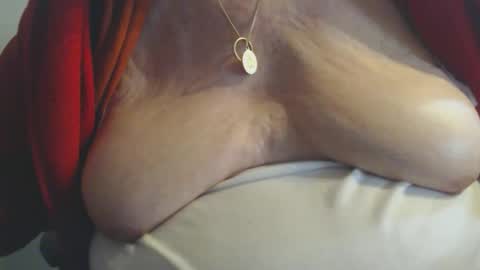 Snapshot of capitanfuturo44 chatting on 05-26-26, 01:51 Cinzia ex regina online show from 05-26-26, 01:51
