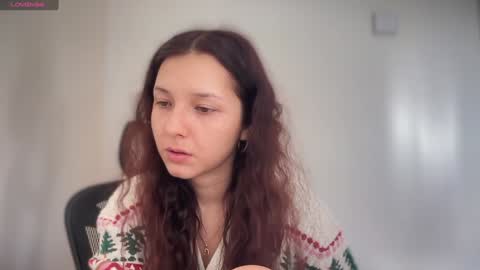Snapshot of cappuccinokiss chatting on 01-09-25, 11:47 Emma online show from 01-09-25, 11:47