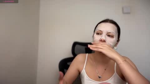 Snapshot of cappuccinokiss chatting on 02-12-25, 08:59 Emma online show from 02-12-25, 08:59
