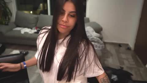 Snapshot of capriciousqueen chatting on 09-15-25, 02:00 Miyah online show from 09-15-25, 02:00