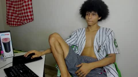 Snapshot of cardrey05 chatting on 11-02-25, 10:28 Carlos and Cristian online show from 11-02-25, 10:28