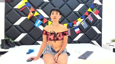 Snapshot of carlalinares chatting on 06-15-26, 12:29 Carla Linares online show from 06-15-26, 12:29
