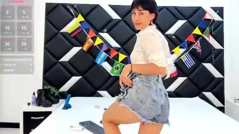 Snapshot of carlalinares chatting on 06-18-26, 10:36 Carla Linares online show from 06-18-26, 10:36