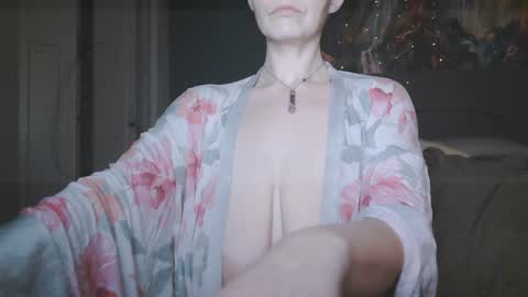 Snapshot of carlysmiles chatting on 12-27-24, 12:39 Carly Smiles online show from 12-27-24, 12:39