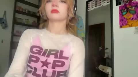 Snapshot of carmenlavelli chatting on 05-23-26, 10:47 Elina online show from 05-23-26, 10:47