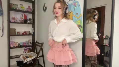 Snapshot of carmenlavelli chatting on 05-30-26, 10:18 Elina online show from 05-30-26, 10:18
