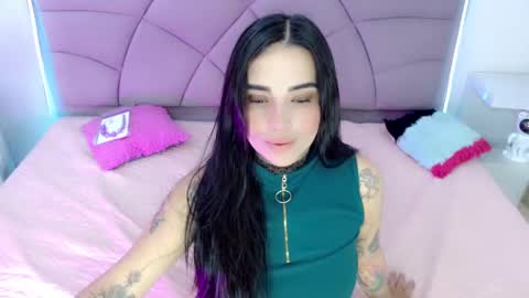 Snapshot of carolaine01 chatting on 11-22-25, 05:45 Carolaine01 online show from 11-22-25, 05:45