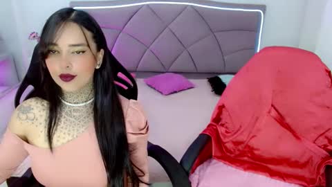 Snapshot of carolaine01 chatting on 12-18-25, 04:24 Carolaine01 online show from 12-18-25, 04:24