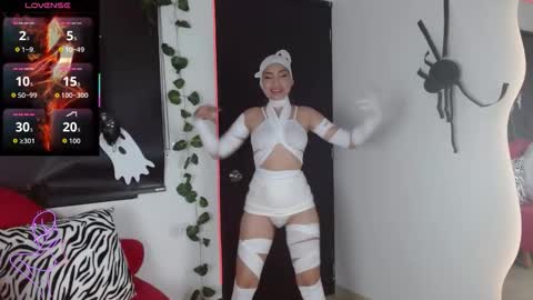 Snapshot of carolaine69_ chatting on 10-29-25, 02:08 Caroline online show from 10-29-25, 02:08