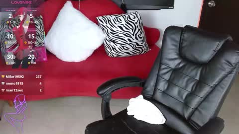 Snapshot of carolaine69_ chatting on 11-19-25, 03:34 Caroline online show from 11-19-25, 03:34