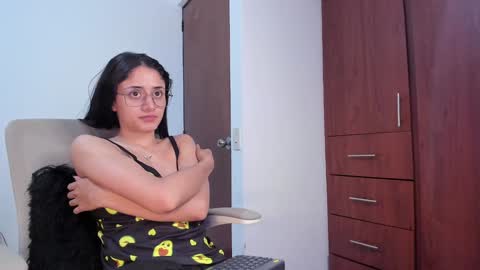 Snapshot of caroliine__ chatting on 01-08-25, 11:52 Caroline online show from 01-08-25, 11:52