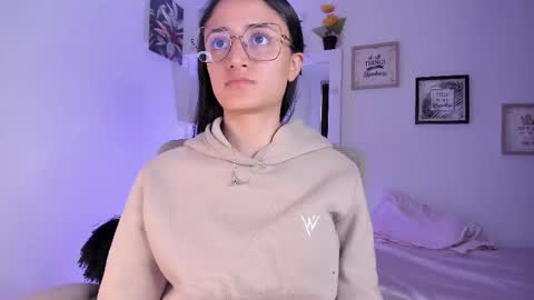 Snapshot of caroliine__ chatting on 02-19-25, 08:20 Caroline online show from 02-19-25, 08:20