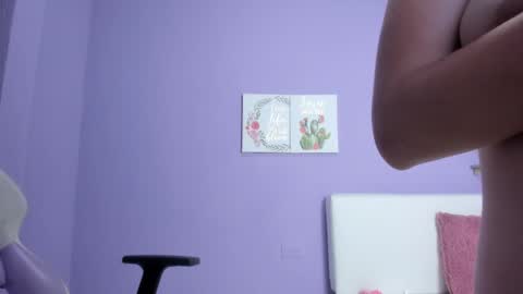 Snapshot of carolina_latinlady chatting on 02-13-25, 11:15 Carolina online show from 02-13-25, 11:15