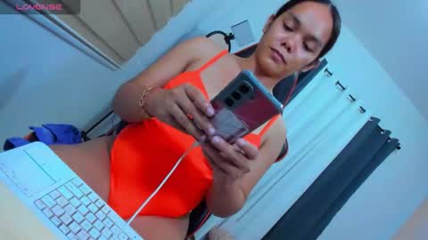 caroline_east online show from 11-22-25, 05:23