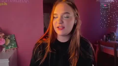 Snapshot of caroline_kiparis chatting on 06-18-26, 10:58 Caro online show from 06-18-26, 10:58