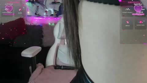 Caroline Lenox online show from 01-07-25, 06:59