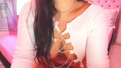 Snapshot of carolinewhite01 chatting on 04-24-26, 02:52 Caroline online show from 04-24-26, 02:52