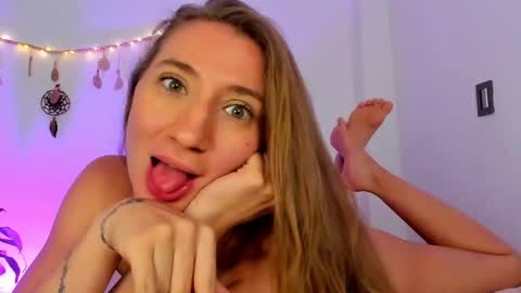 Snapshot of carriexwood chatting on 01-09-25, 01:18 Nia  online show from 01-09-25, 01:18