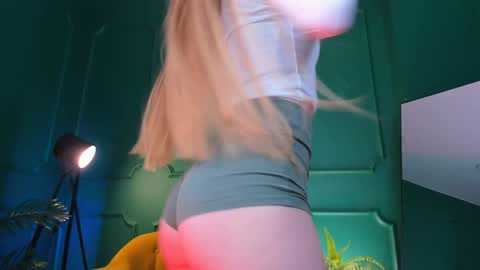 Hello my name is Cassie and my friend Nilo is also here online show from 01-03-25, 06:55