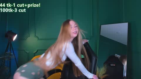 Hello my name is Cassie and my friend Nilo is also here online show from 01-03-25, 09:58