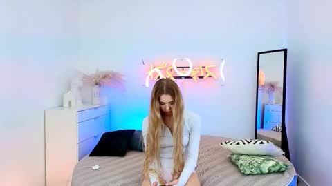 Hello my name is Cassie and my friend Nilo is also here online show from 03-04-25, 10:57