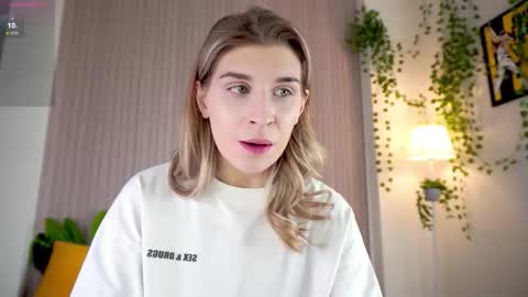 Snapshot of cassieholland chatting on 03-05-26, 08:32 Im Cassie3 online show from 03-05-26, 08:32