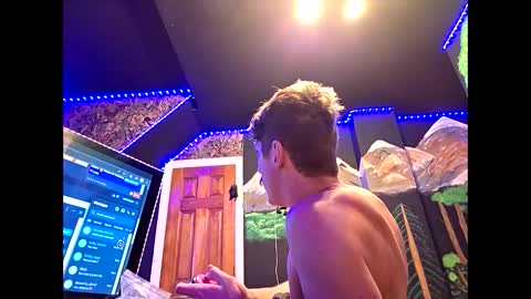 Snapshot of castration40 chatting on 11-29-25, 08:28 castration40 online show from 11-29-25, 08:28