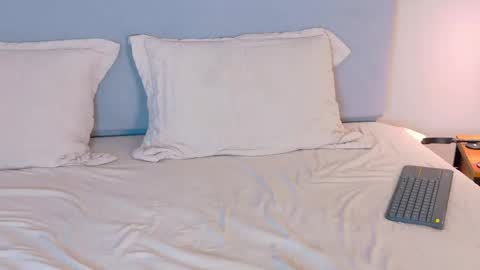 Snapshot of cathmellow_ chatting on 11-09-25, 07:39 CATH online show from 11-09-25, 07:39