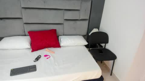 Snapshot of catleyasmith chatting on 12-15-25, 12:09 Catleya online show from 12-15-25, 12:09