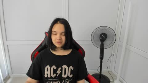 Snapshot of catrine_cute chatting on 06-18-26, 06:35 Catrine online show from 06-18-26, 06:35