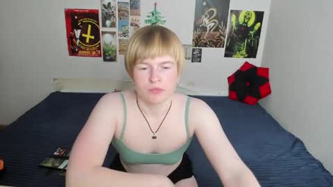 Snapshot of cattie_w_ chatting on 04-25-26, 01:19 cattie_w_ online show from 04-25-26, 01:19
