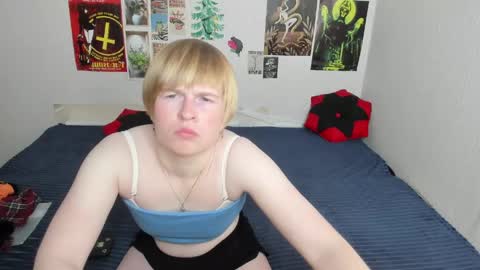 Snapshot of cattie_w_ chatting on 05-19-26, 01:11 cattie_w_ online show from 05-19-26, 01:11