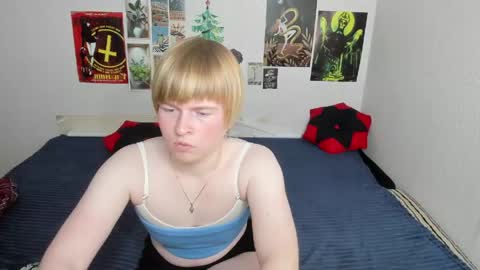 Snapshot of cattie_w_ chatting on 05-19-26, 01:56 cattie_w_ online show from 05-19-26, 01:56
