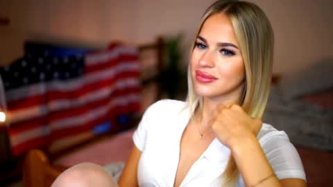 Snapshot of celeste_www chatting on 06-02-26, 08:05 Sunflower online show from 06-02-26, 08:05
