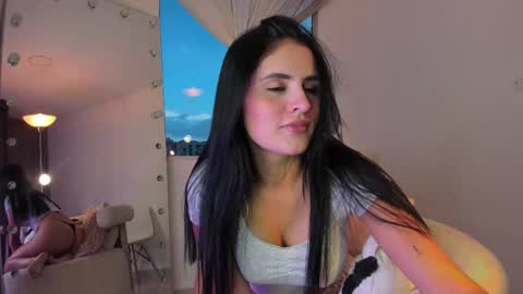 Snapshot of celia_dubois chatting on 10-14-25, 09:04 Ari online show from 10-14-25, 09:04