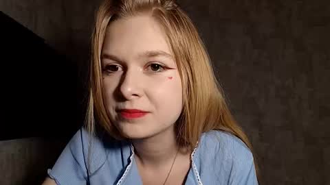 Snapshot of chanelledroz chatting on 10-14-25, 07:53 Lia online show from 10-14-25, 07:53