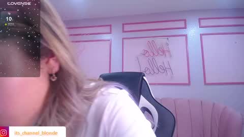 Snapshot of channel_blonde_a chatting on 01-16-25, 05:01 channel_blonde_a online show from 01-16-25, 05:01