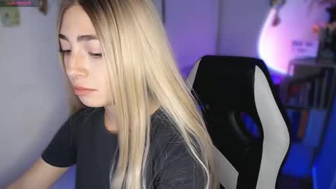 Snapshot of channel_blonde_a chatting on 10-15-25, 05:07 channel_blonde_a online show from 10-15-25, 05:07