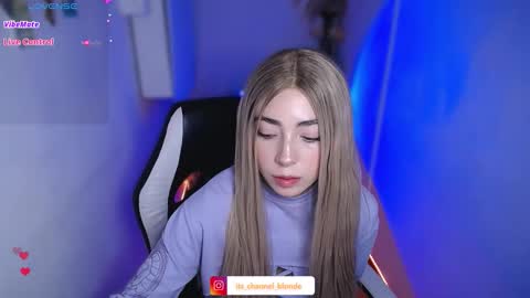 Snapshot of channel_blonde_a chatting on 11-27-25, 07:49 channel_blonde_a online show from 11-27-25, 07:49