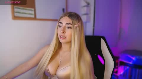Snapshot of channel_blonde_a chatting on 05-28-26, 10:40 channel_blonde_a online show from 05-28-26, 10:40