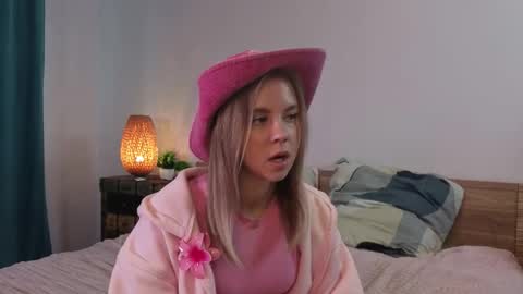 Snapshot of chantalglos chatting on 11-26-25, 09:10 Milana online show from 11-26-25, 09:10