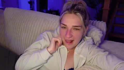 Snapshot of charbearxoxo chatting on 12-17-25, 12:16 char online show from 12-17-25, 12:16