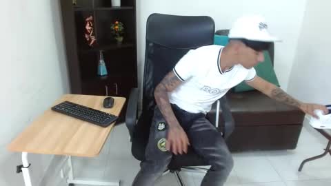 Snapshot of charlie_oconnor chatting on 12-27-24, 04:26 Charlie oconnor online show from 12-27-24, 04:26