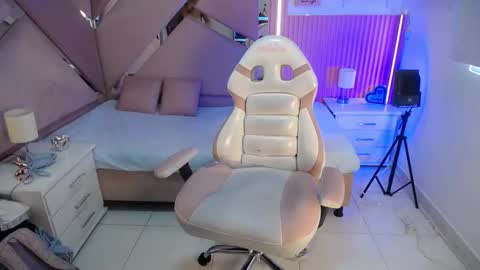 Charlotte  online show from 10-11-25, 01:09