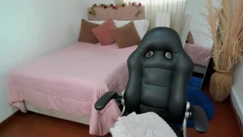 Snapshot of charlotte_pleasure chatting on 05-18-26, 11:27 Charlotte online show from 05-18-26, 11:27