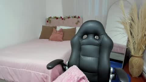 Snapshot of charlotte_pleasure chatting on 05-19-26, 10:43 Charlotte online show from 05-19-26, 10:43