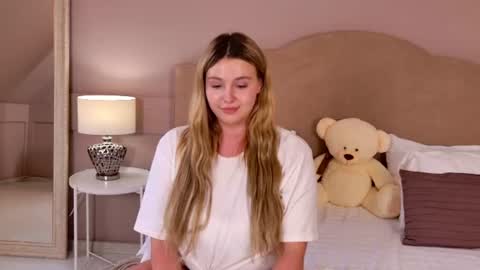 Snapshot of charlotteatwood chatting on 06-14-26, 04:09 charlotteatwood online show from 06-14-26, 04:09