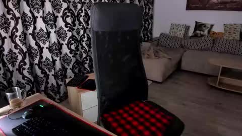 Snapshot of charlottediamonds chatting on 10-23-25, 06:39 Charlotte Diamonds online show from 10-23-25, 06:39